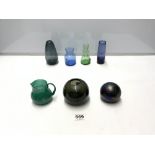 QUANTITY OF MIXED ART GLASS INCLUDES J DITCHFIELD FOR GLASSFORM PAPERWEIGHT
