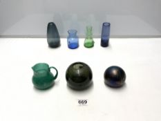 QUANTITY OF MIXED ART GLASS INCLUDES J DITCHFIELD FOR GLASSFORM PAPERWEIGHT