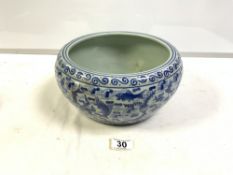 A REPRODUCTION CHINESE BLUE AND WHITE FISH DECORATED BOWL, 30CMS