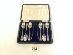 SET OF SIX HALLMARKED BRIGHT CUT SILVER TEASPOONS AND TONGS IN A CASE, SHEFFIELD 1920, MAKER