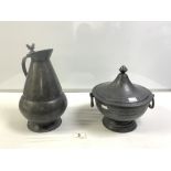 ANTIQUE PEWTER WATER JUG, AND AN ANTIQUE PEWTER CIRCULAR BOWL AND COVER
