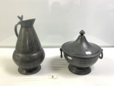 ANTIQUE PEWTER WATER JUG, AND AN ANTIQUE PEWTER CIRCULAR BOWL AND COVER