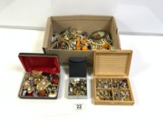 A QUANTITY OF MIXED COSTUME JEWELLERY