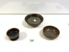 THREE STIG LINDBERG STUDIO POTTERY BOWLS FOR GUSTAVSBEG, THE LARGEST 18CMS DIAMETER