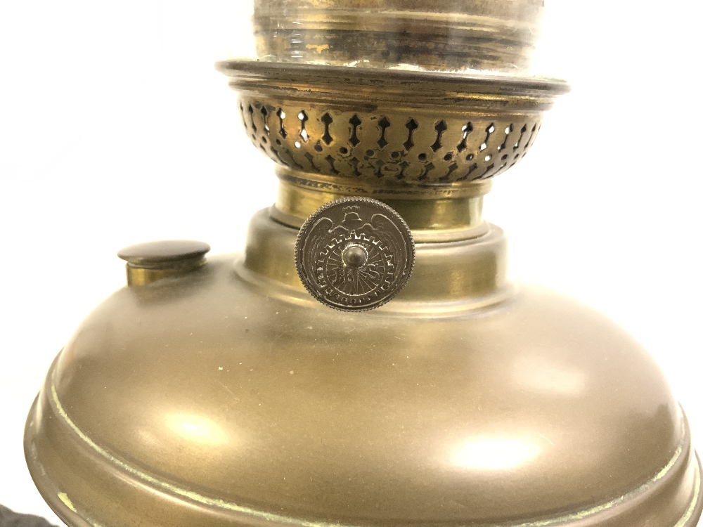 VICTORIAN IRON-BASED OIL LAMP WITH CLEAR GLASS FONT, WITH OPAQUE SHADE, VICTORIAN OIL LAMP WITH - Image 7 of 8