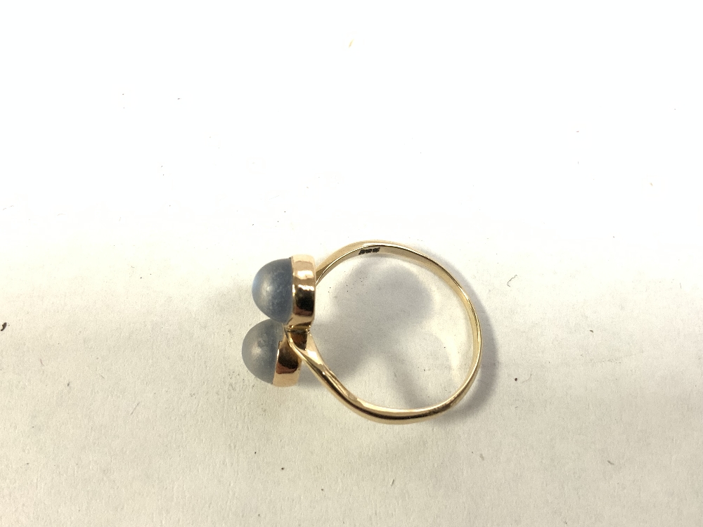 A TWO-MOONSTONE CROSSOVER DRESS RING, STAMPED 585 TO SHANK (14CT), 2.4 GRAMS - Image 5 of 6