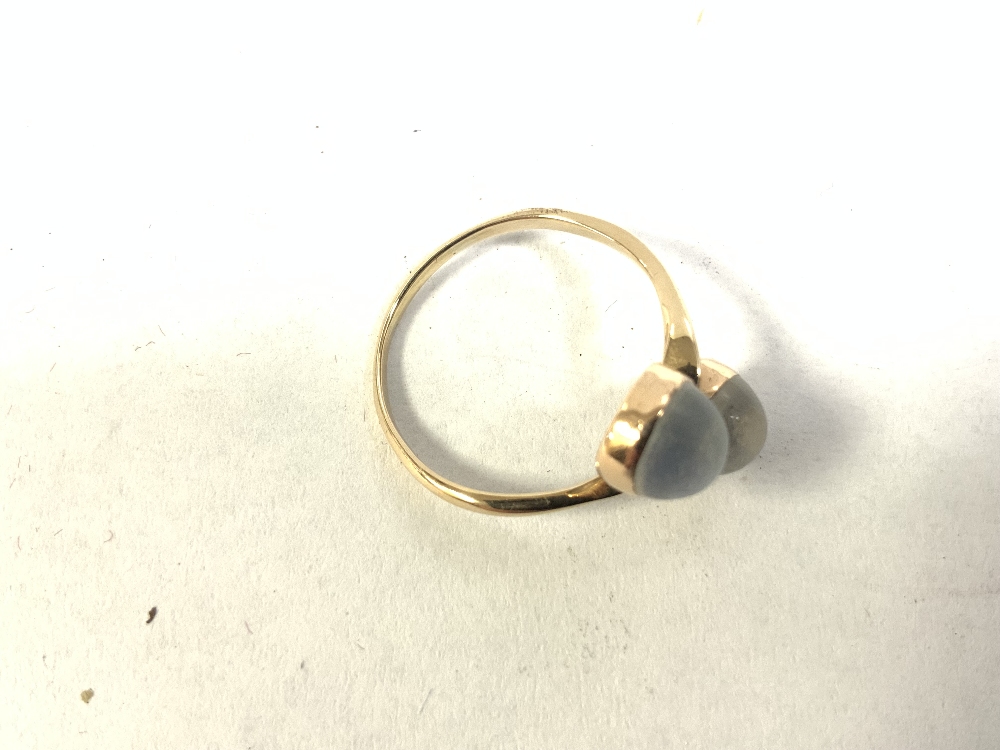 A TWO-MOONSTONE CROSSOVER DRESS RING, STAMPED 585 TO SHANK (14CT), 2.4 GRAMS - Image 4 of 6