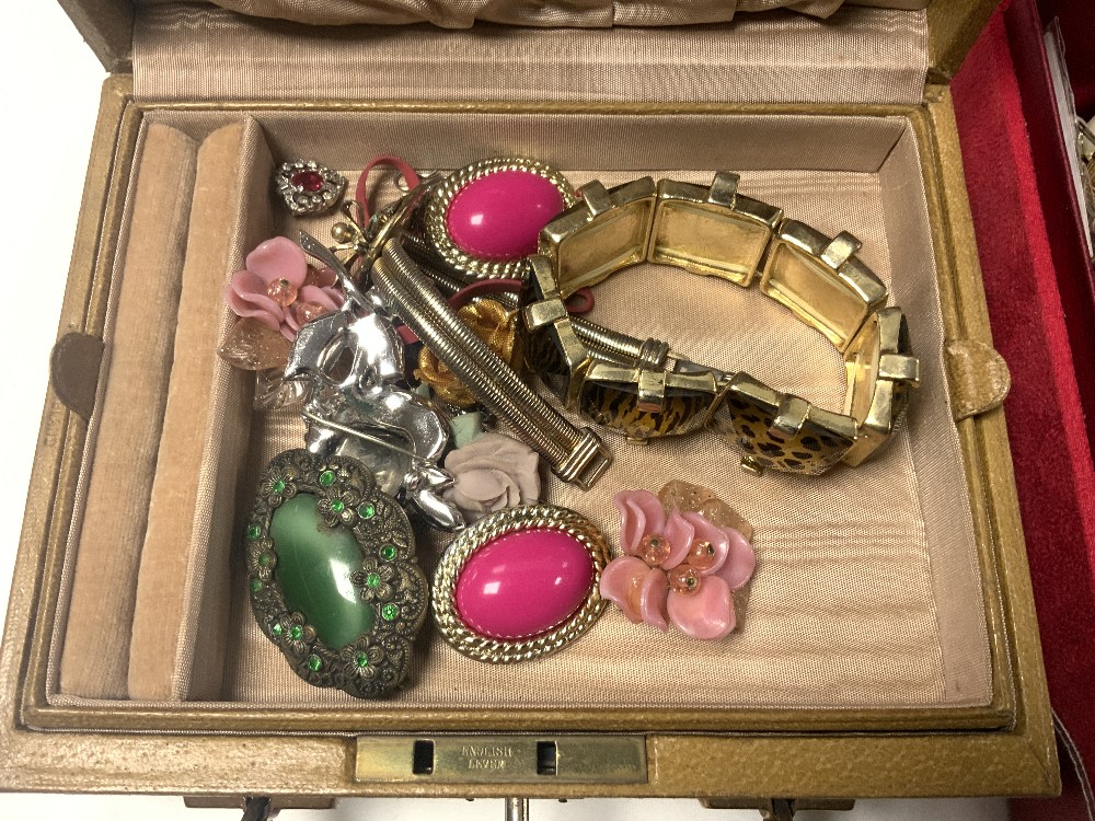 LARGE QUANTITY OF COSTUME JEWELLERY - Image 2 of 10