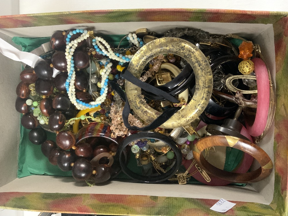 LARGE QUANTITY OF COSTUME JEWELLERY - Image 6 of 10