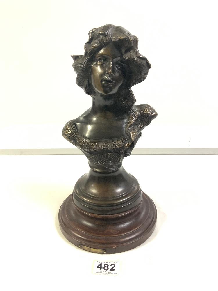 UNMARKED BRONZE BUST OF A LADY ON WOODEN BASE, 36CM