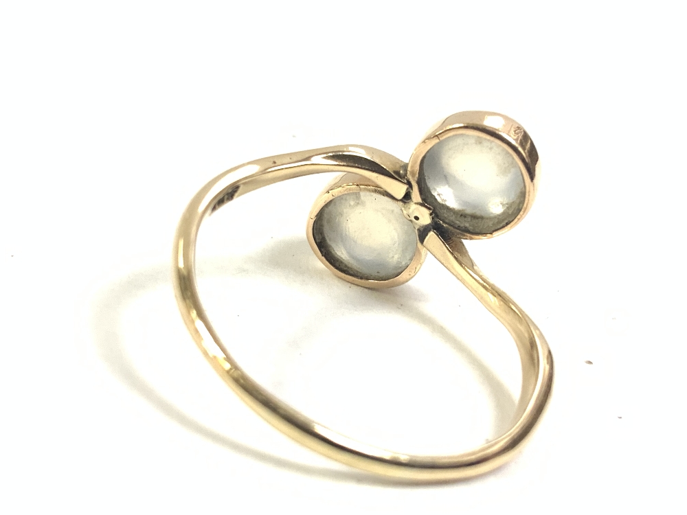 A TWO-MOONSTONE CROSSOVER DRESS RING, STAMPED 585 TO SHANK (14CT), 2.4 GRAMS - Image 3 of 6