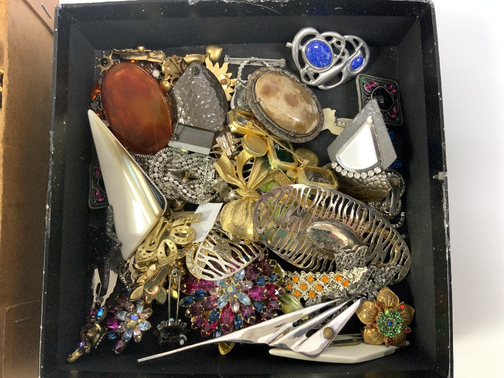 QUANTITY OF VINTAGE COSTUME JEWELLERY - Image 3 of 5