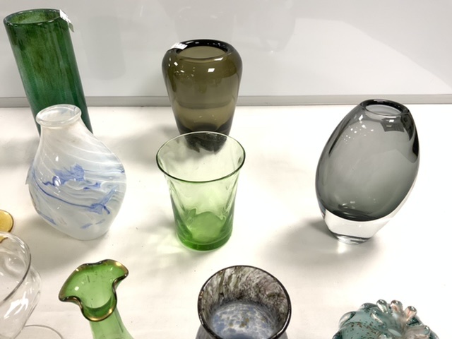 A QUANTITY OF MIXED STUDIO GLASSWARE, INCLUDES VASES, SCENT BOTTLE, DISH, RUBY GLASS, SHERRY - Image 5 of 7