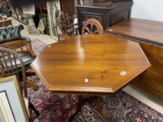 VINTAGE MAHOGANY OCTAGON-SHAPED TABLE ON AN ORNATE BASE AND CASTORS, 90CMS DIAMETER