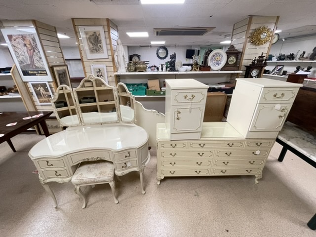 1980S OLYMPUS FIVE-PIECE BEDROOM SUITE, INCLUDES A DRESSING TABLE, CHEST OF DRAWERS (140 X 45 X 76),