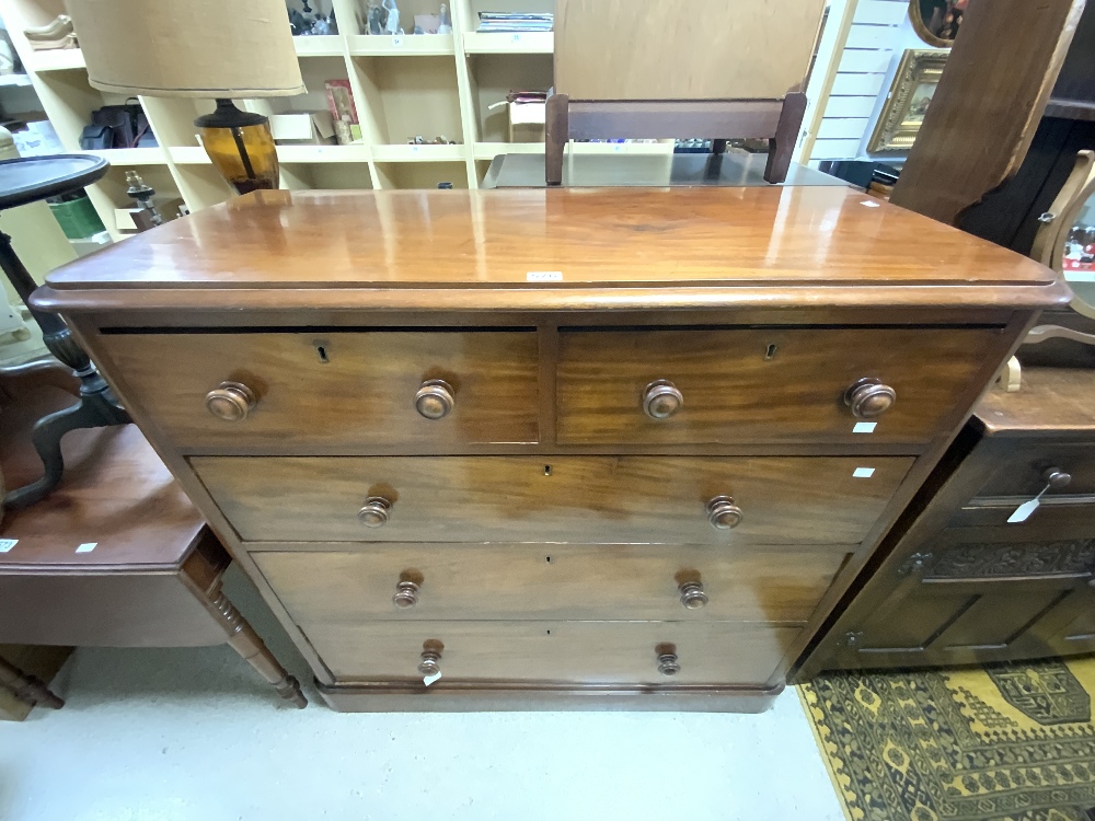 VICTORIAN MAHOGANY ROUND CORNERED CHEST OF THREE LONG AND TWO SHORT DRAWERSWITH ORIGINAL TURNED - Image 2 of 4