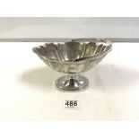 LATE VICTORIAN HALLMARKED SILVER ENGRAVED OVAL PEDESTAL BON BON DISH WITH REEDED BORDER AND SWING