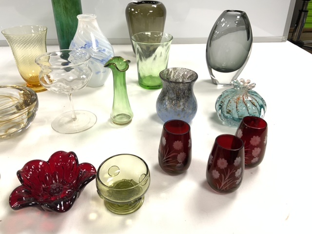 A QUANTITY OF MIXED STUDIO GLASSWARE, INCLUDES VASES, SCENT BOTTLE, DISH, RUBY GLASS, SHERRY - Image 6 of 7