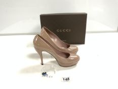A PAIR OF LADIES GUCCI SHOES, SIZE 37 IN BOX