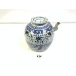 EARLY CHINESE BLUE AND WHITE LARGE TEA POT, 20CMS A/F