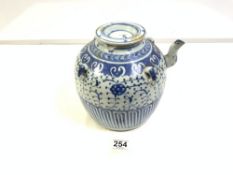 EARLY CHINESE BLUE AND WHITE LARGE TEA POT, 20CMS A/F