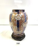 19TH CENTURY JAPANESE IMARI VASE WITH FLORAL DETAIL, 26CMS