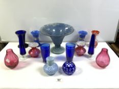 LARGE BLUE GLASS TRUMPET-SHAPED VASE, 28CMS DIAMETER, AND 14 VARIOUS COLOURED GLASS VASES, INCLUDING