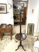 A 1930S MAHOGANY LAMP STAND/TABLE ON A TRIPOD