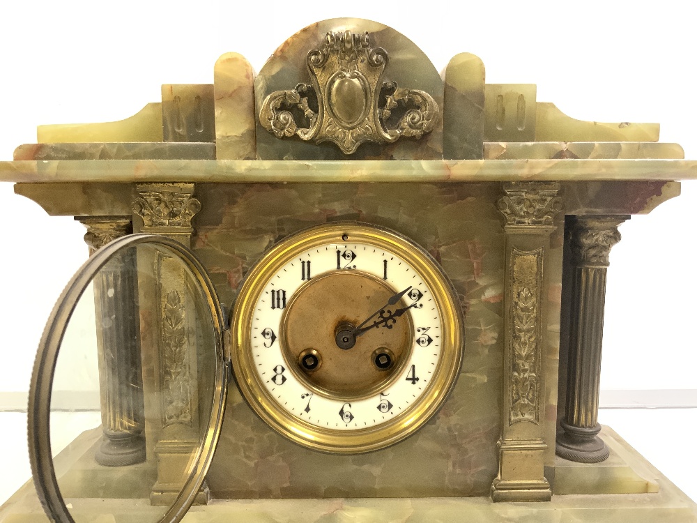 LATE VICTORIAN GREEN ONYX MANTLE CLOCK WITH GILT METAL PILLAR AND PLAQUE MOUNTS - Image 2 of 4