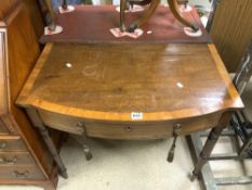 REGENCY MAHOGANY SATINWOOD BANDED BOW FRONT SIDE TABLE ON TURNED LEGS (90 X 53 X 75)