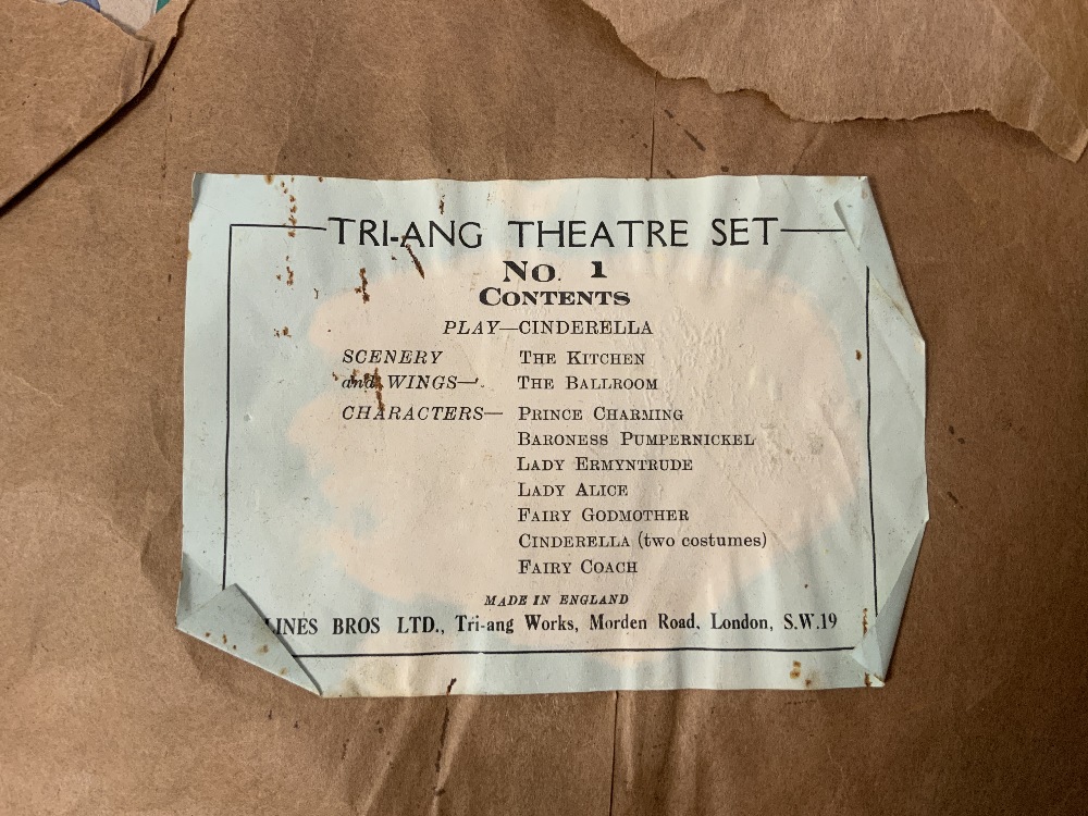 VINTAGE TRIANG TOYS MODEL THEATRE AND FITTINGS IN BOX - Image 3 of 5