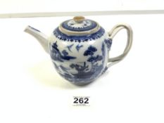 18TH CENTURY CHINESE BLUE AND WHITE TEA POT AND COVER, SMALL CHIP TO INNER RIM OTHERWISE GOOD