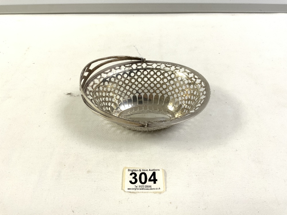 HALLMARKED SILVER PIERCED SWING HANDLE BASKET, BIRMINGHAM 1901, 103 GRAMS