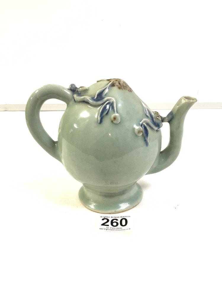 CHINESE CADOGAN TEAPOT, MODELLED AS A PEACH, MOULDED WITH FRUITING BRANCHES IN UNDERGLAZE BLUE AND - Image 3 of 4