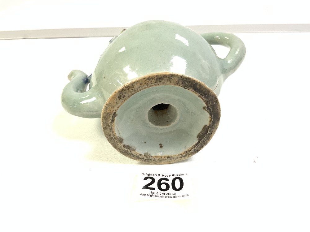 CHINESE CADOGAN TEAPOT, MODELLED AS A PEACH, MOULDED WITH FRUITING BRANCHES IN UNDERGLAZE BLUE AND - Image 4 of 4