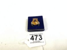 10K GOLD RING WITH A LARGE CITRINE AND DIAMONDS SET IN PLATINUM ON THE SHOULDERS, SIZE P