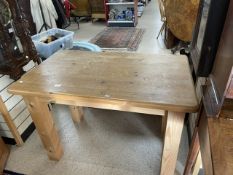 A MODERN PINE KITCHEN TABLE ON SQUARE LEGS (114 X 68CMS)