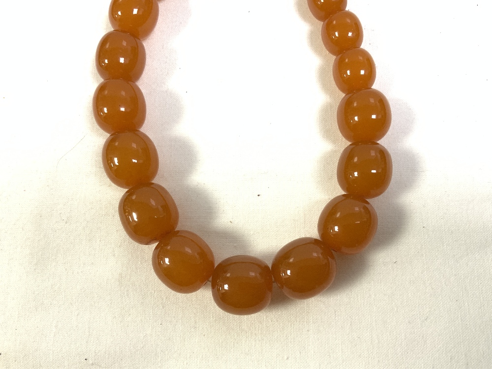 VINTAGE AMBER BUTTERSCOTCH BAKELITE GRADUATED NECKLACE, 24INCH, 74 GRAMS - Image 4 of 5