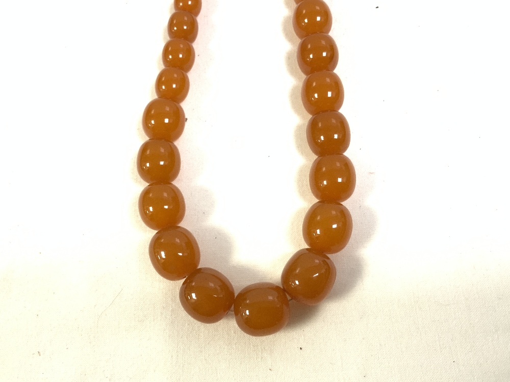 VINTAGE AMBER BUTTERSCOTCH BAKELITE GRADUATED NECKLACE, 24INCH, 74 GRAMS - Image 3 of 5