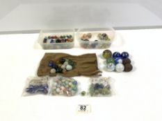 QUANTITY OF VINTAGE GLASS MARBLES - INCLUDING VICTORIAN MARBLES