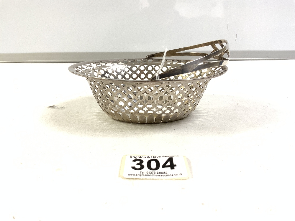 HALLMARKED SILVER PIERCED SWING HANDLE BASKET, BIRMINGHAM 1901, 103 GRAMS - Image 3 of 5