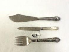 TWO HALLMARKED SILVER SERVING PIECES OF CUTLERY, DATED 1905 BY ALFRED BIGGIN & SON, ALSO MOTHER OF