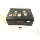 A CHINOISERIE LACQUERED JEWELLERY BOX WITH MOTHER O PEARL AND FIGURE DECORATION, 24 X 18CMS