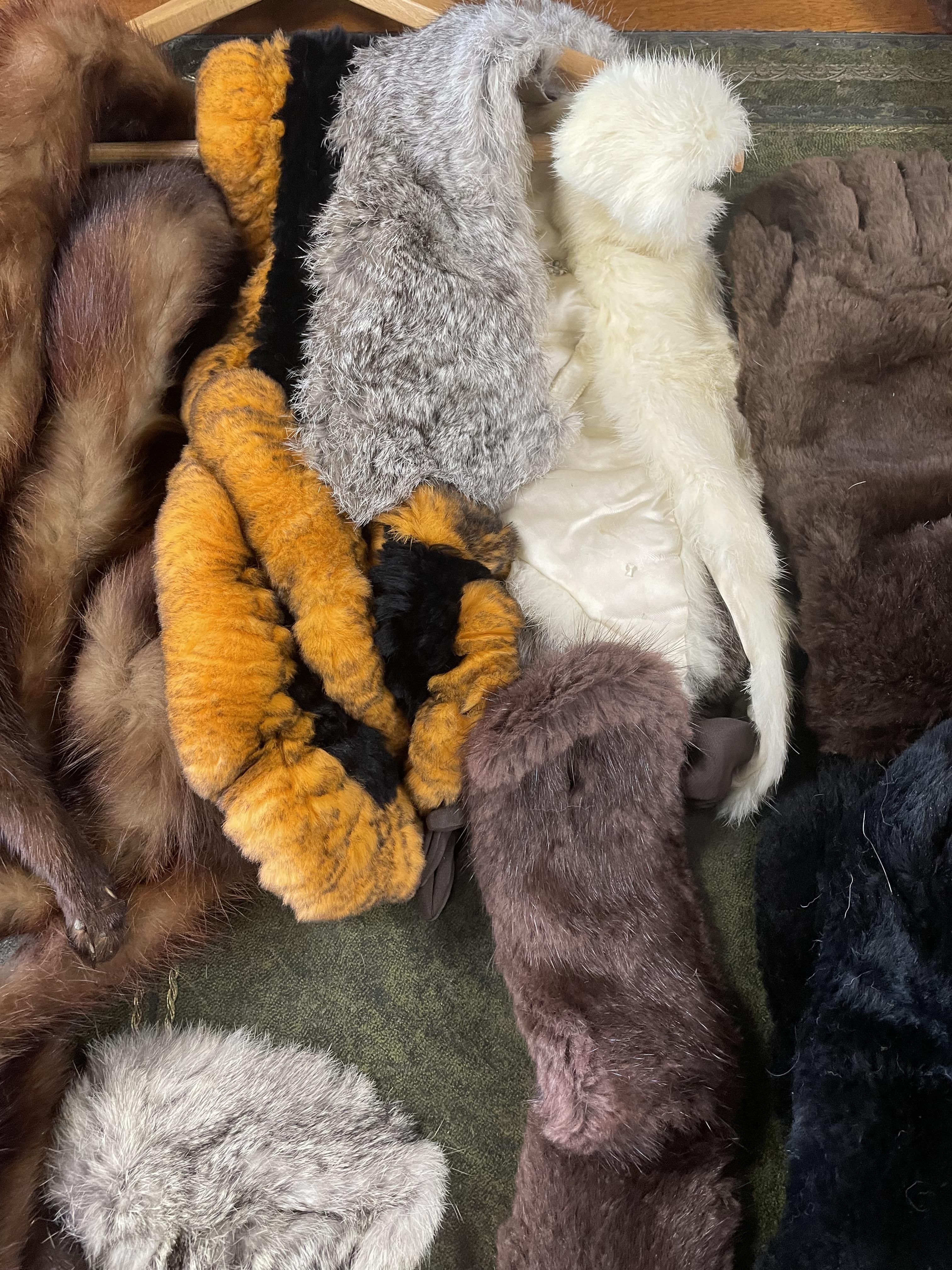 QUANTITY FUR STOLES, GLOVES, AND OTHER FURS - Image 6 of 7