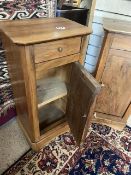 A PAIR OF FRENCH WALNUT BEDSIDE CUPBOARDS WITH SINGLE DRAWER OVER W39CMS X D30CMS X H79CMS