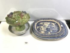 FOUR VICTORIAN BLUE AND WHITE WILLOW PATTERN MEAT PLATES, BLUE AND WHITE COMPORT, AND A LEAF PATTERN