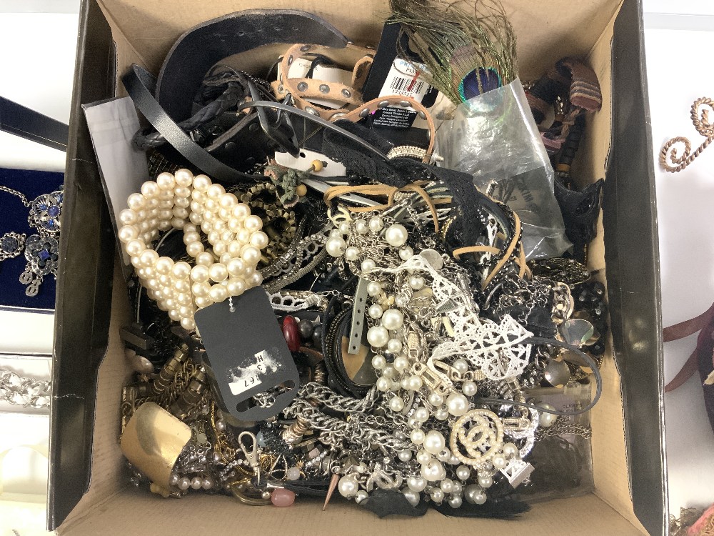 QUANTITY OF MIXED COSTUME JEWELLERY - Image 5 of 6