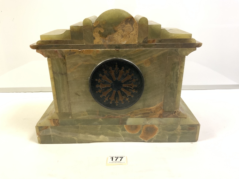 LATE VICTORIAN GREEN ONYX MANTLE CLOCK WITH GILT METAL PILLAR AND PLAQUE MOUNTS - Image 3 of 4