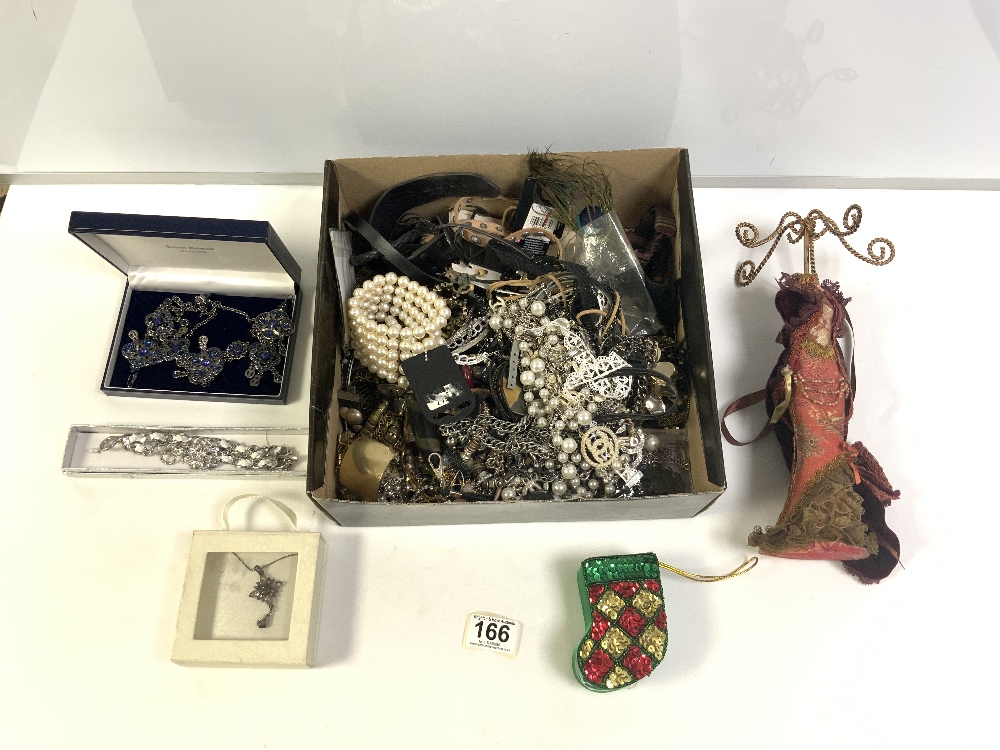 QUANTITY OF MIXED COSTUME JEWELLERY