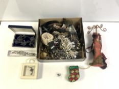 QUANTITY OF MIXED COSTUME JEWELLERY